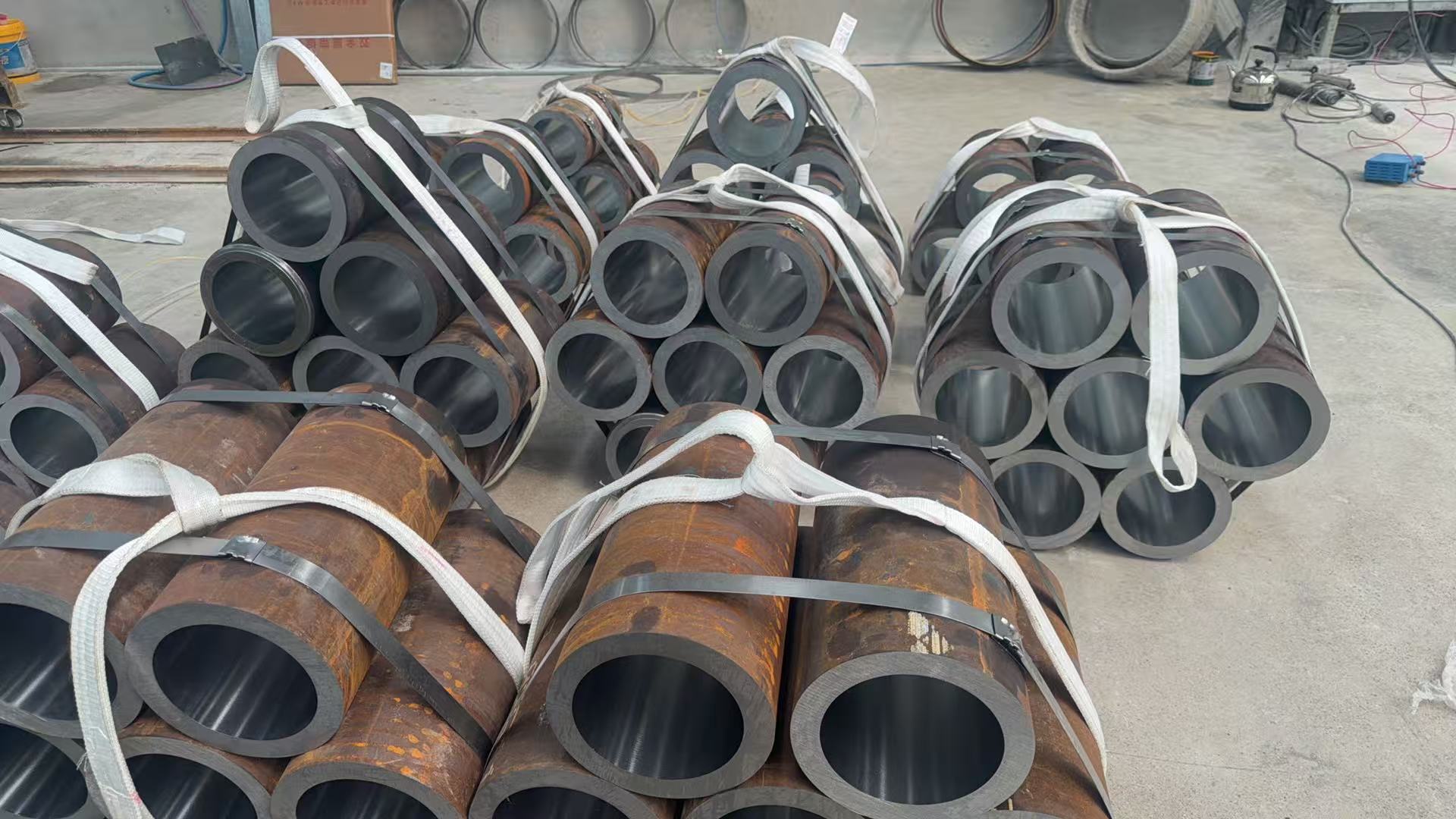 Hydraulic steel pipe